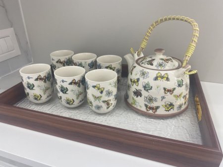 ابريق مميز مع 6 كاسات